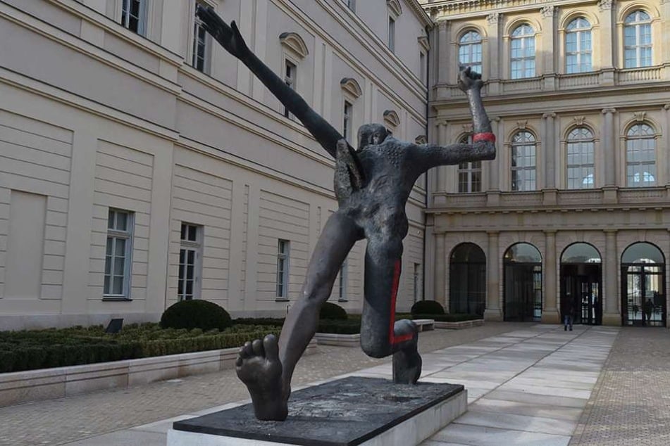 Der "Jahrhundertschritt" im Innenhof des Kunstmuseums Barberini in Potsdam wurde beschädigt (Archivbild).