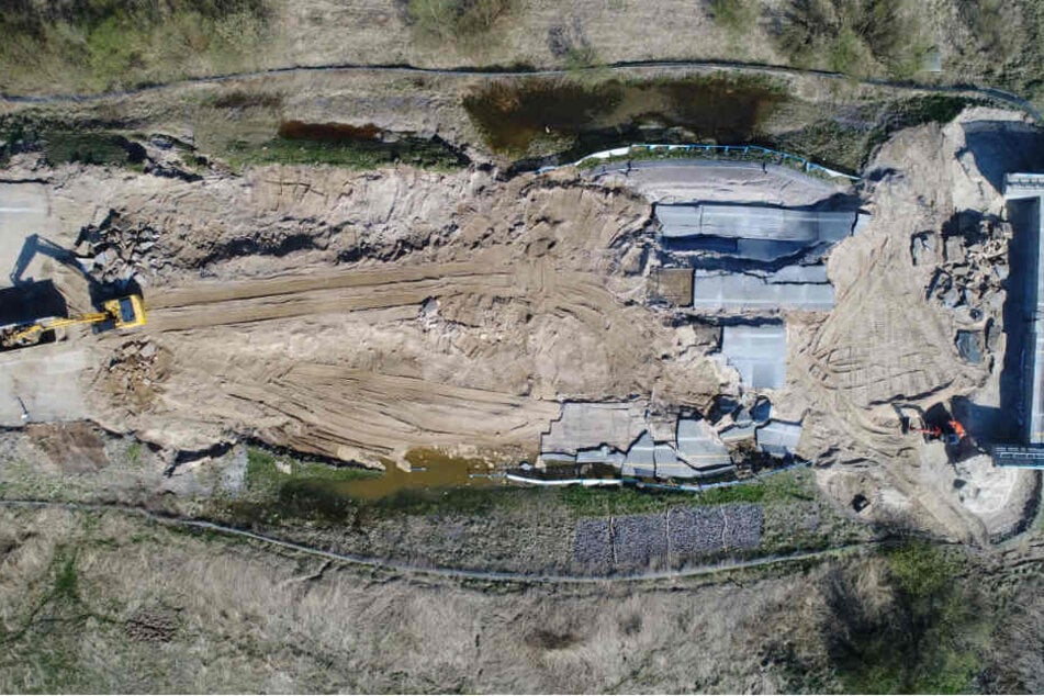 Eine Luftaufnahme vom weggebrochenen, aber mittlerweile zum größten Teil abgetragenen Autobahnabschnitt der A20.