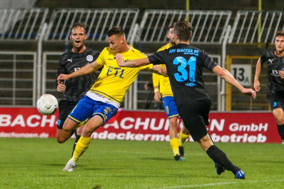 Die Führung: Matthias Steinborn dreht sich kurz vor dem Strafraum, zog ab und traf per Bogenlampe zum 1:0 für Lok.