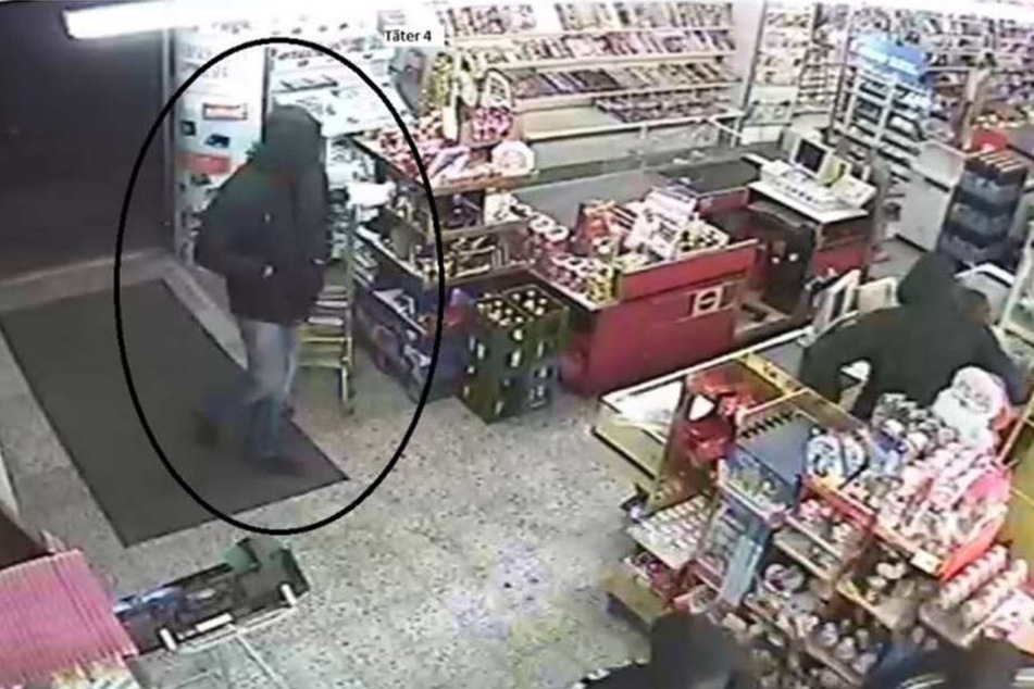 Die Polizei fahndet jetzt öffentlich nach den vier Räubern.