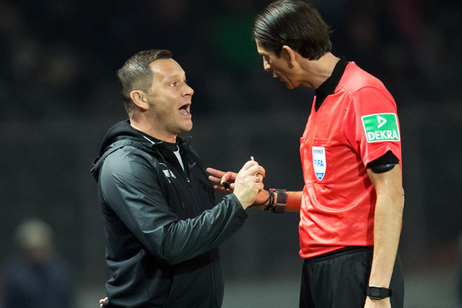 Zukünftig könnten Schiedsrichter wie Deniz Aytekin (r.) auch Vereinsoffiziellen wie Trainern (hier Herthas Pal Dardai) Gelbe und Rote Karten zeigen.