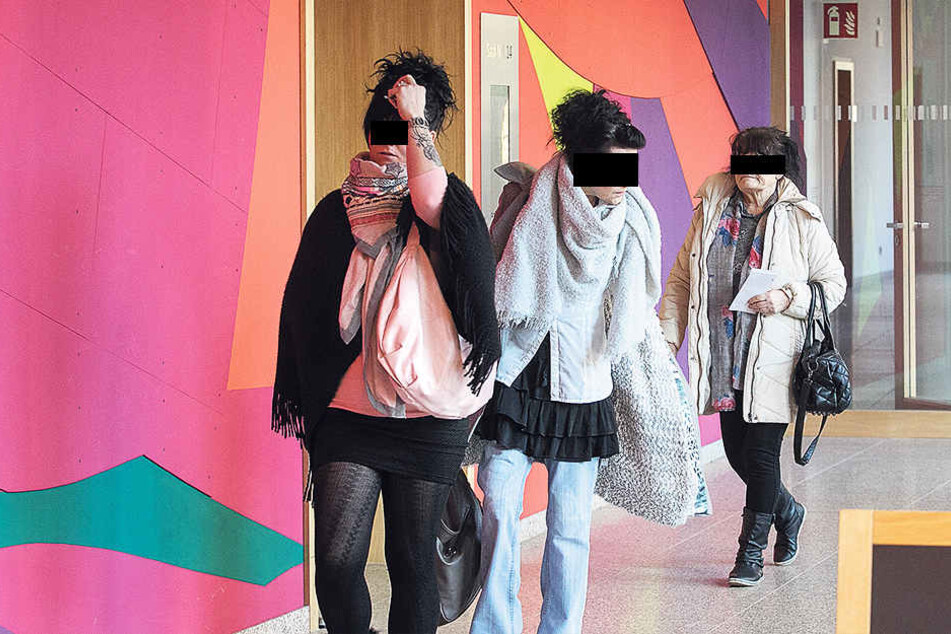 Familie Klau auf dem Weg zum Richter: Oma Monika W. (73), Tochter Manuela (52) und Enkelin Cindy (30).