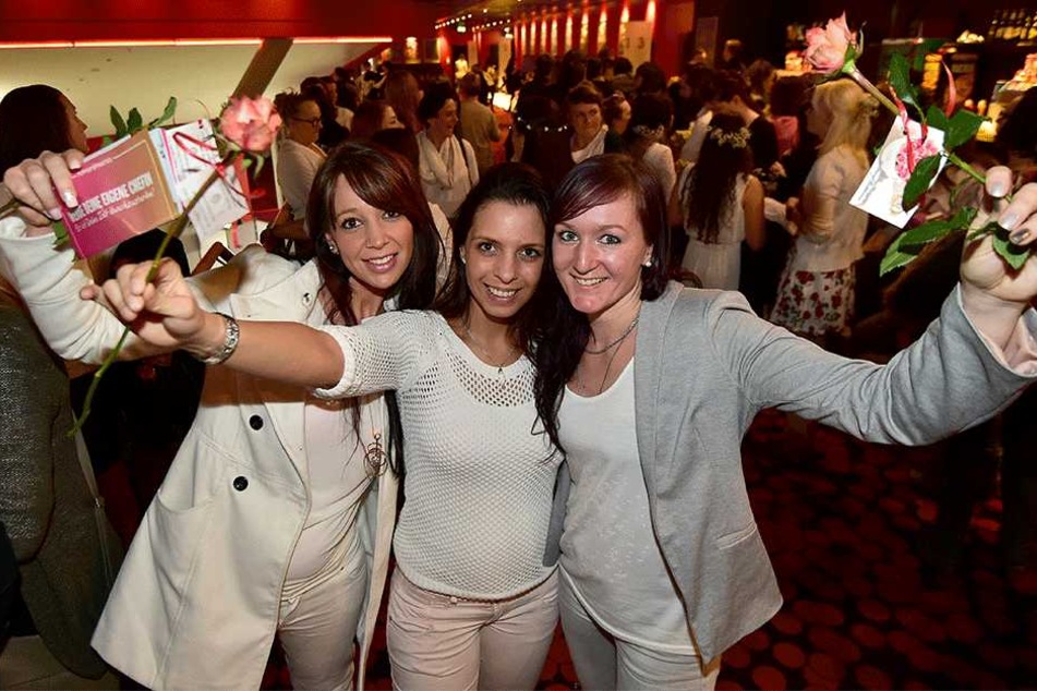 Susi (31), Aisha (28) und Mandy (30, v.l.) feierten bereits die zweite "Fifty Shades of Grey"-Party.