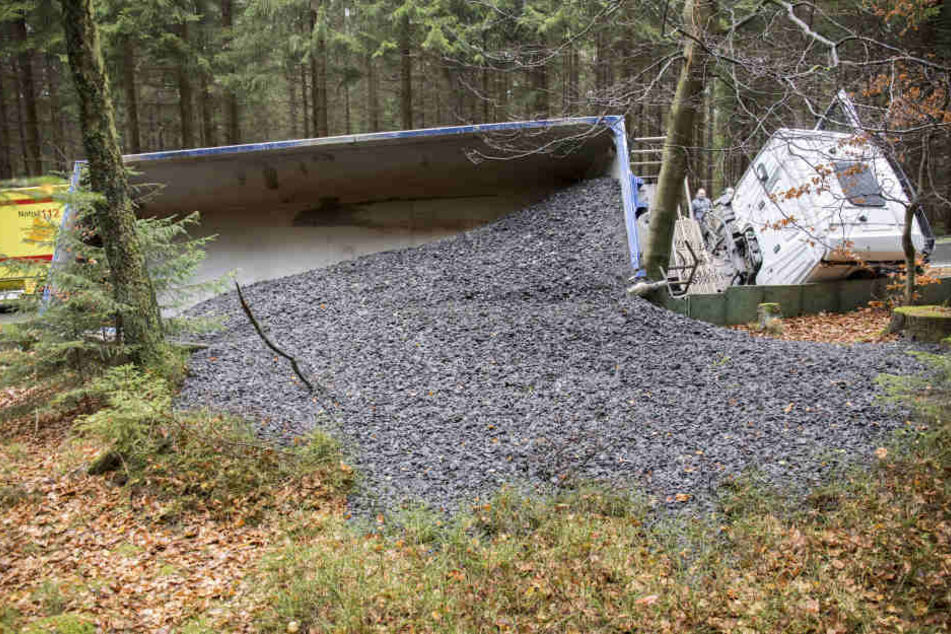 Bei dem Unfall verteilte sich tonnenweise Split im Wald.