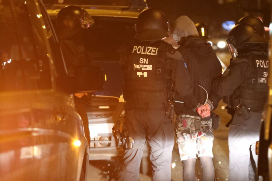 In der Nacht zu Donnerstag wurde ein 38-Jähriger in Connewitz festgenommen. Er hatte zuvor mit einem Stein auf ein Polizeiauto geworfen. (Archivbild)