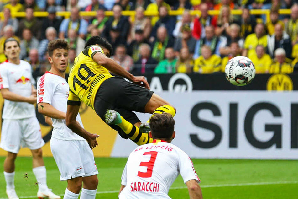Wunderschön! Dortmund Mahmoud Dahoud (Mitte) drückt den Ball mit einem artistischen Flugkopfball zum zwischenzeitlichen 1:1-Ausgleich für den BVB über die Linie.