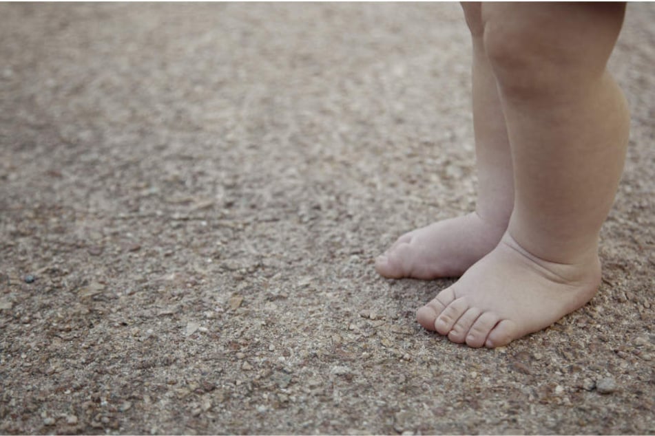 Mit nackten Füßen irrte der kleine Junge durch die Straßen. (Symbolbild)