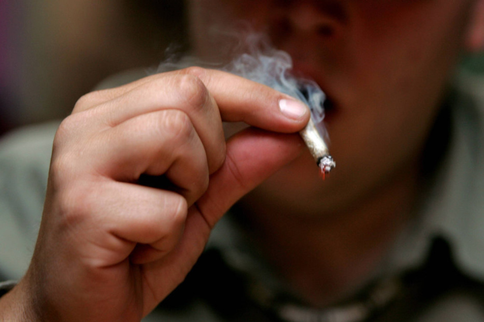 Weil ihr Dealer ihnen nicht genug Marihuana lieferte, riefen zwei Bayern die Polizei (Symbolbild).