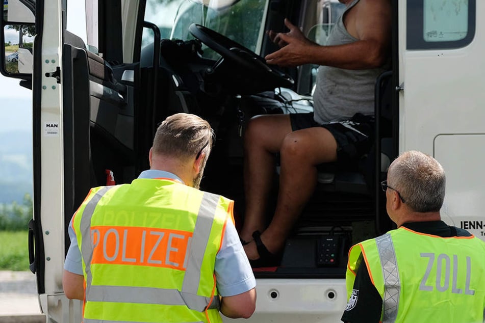 Zollbeamte und Polizisten sind unter anderem auch am Wochenende und nachts im Einsatz.