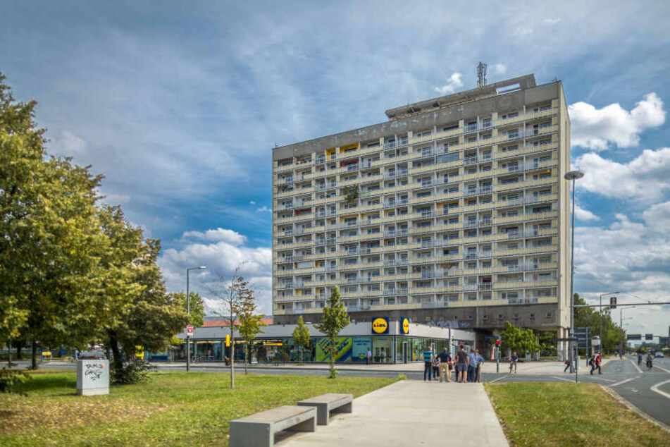 Am Pirnaischen Platz steht noch einer der wenigen unsanierten Plattenbauten.