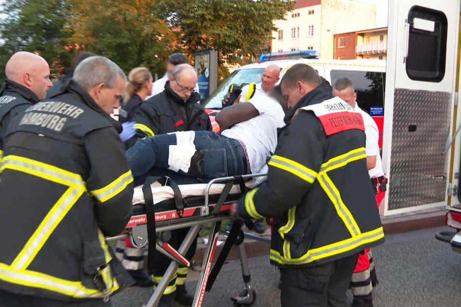 Der Verletze (20) wird in ein Krankenhaus gebracht.