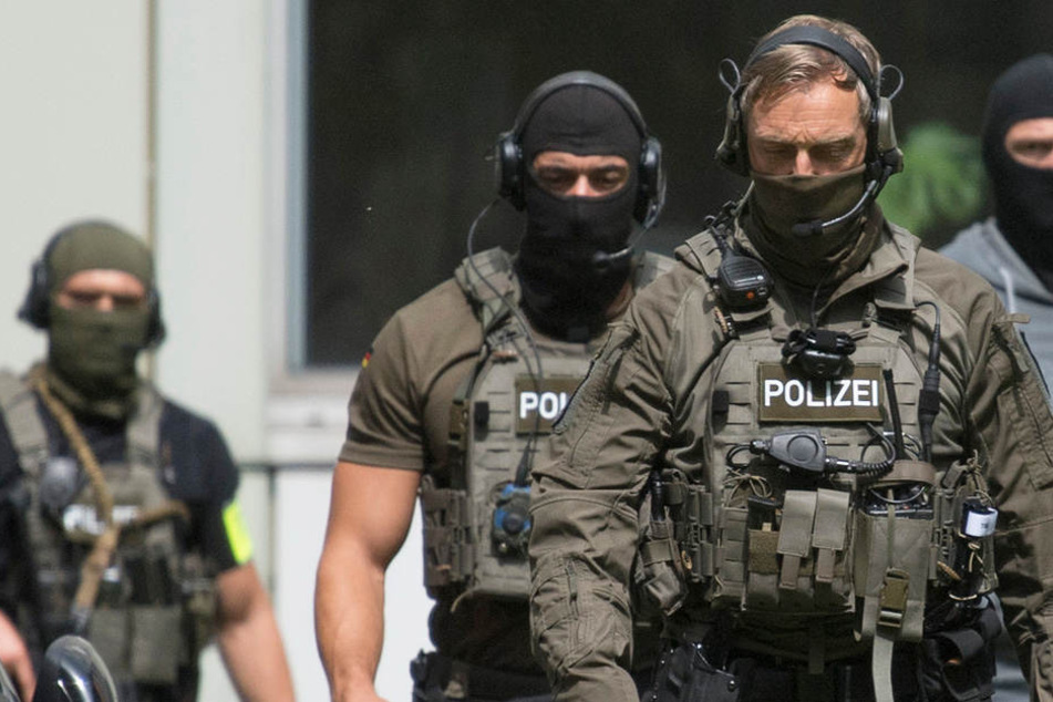 Am Ende musste das SEK den Mann, der mit einer Schusswunde im Bein geflüchtet war, einfangen.