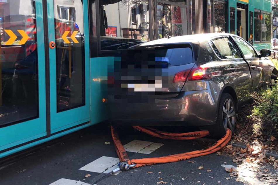 Straßenbahn rammt Auto: Schwerer Unfall in Frankfurt