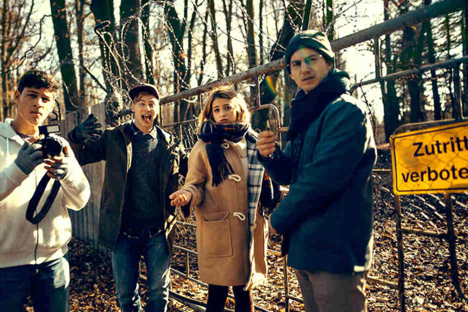 Emilio Sakraya (l-r) als Charly, Timmi Trinks als Finn, Lisa-Marie Koroll als Emma und Tim Oliver Schultz als Theo in einer Szene des Films "Heilstätten".