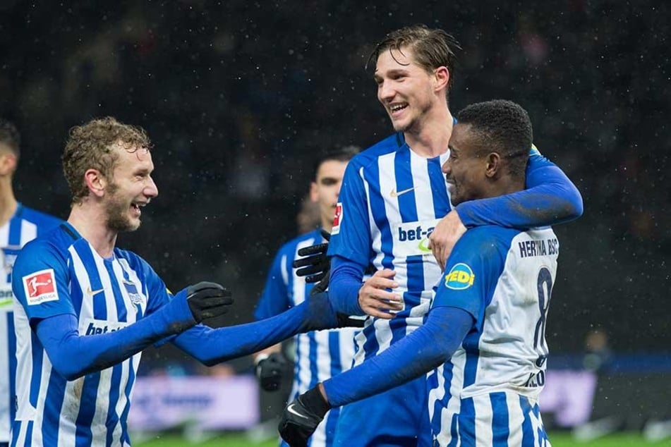 Nach dem Tor zum 2:0 jubelnNiklas Stark (M.) und Fabian Lustenberger (l) mit dem Torschützen Salomon Kalou.
