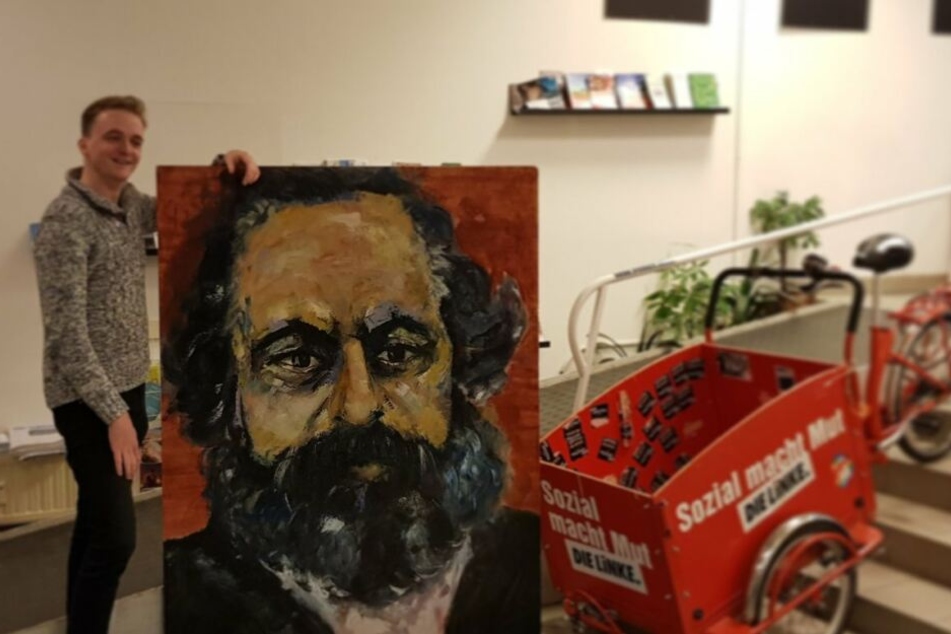 Überglücklich hat Linken-Politiker Marco Böhme (29) das gestohlene Karl-Marx-Gemälde in Empfang genommen.