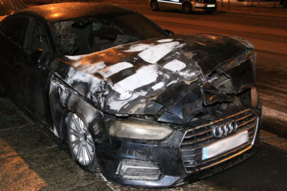 Auch der Audi in der Marktstraße ist nur noch Schrott.