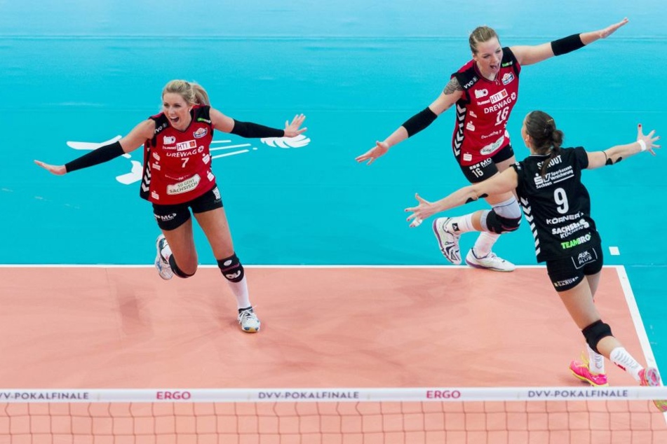 Myrthe Schoot (ganz rechts) etablierte den "Flieger-Jubel" beim DSC. Hier nach dem Pokalsieg 2016 in Mannheim.