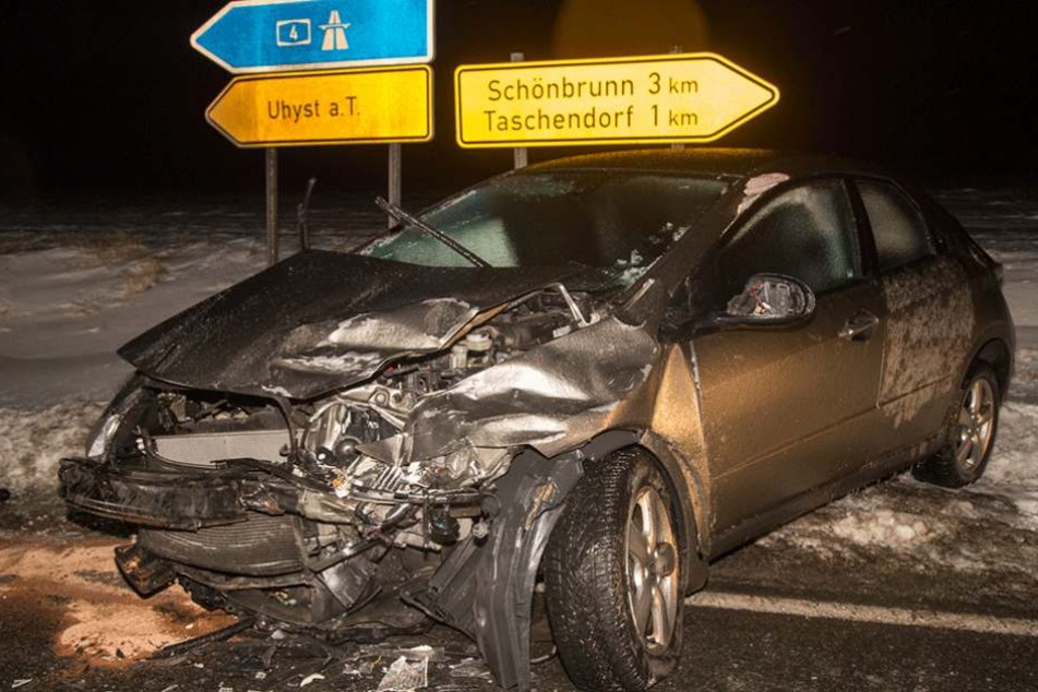 Bei Uhyst führte das Glatteis zu diesem Unfall.