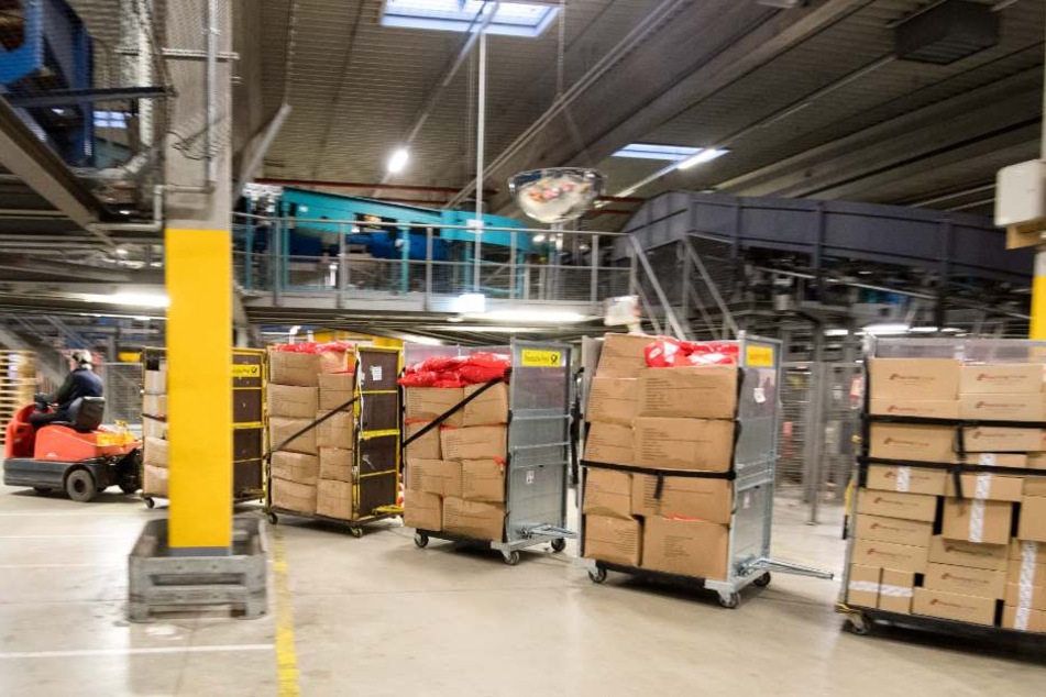 In dem Paketzentrum ist die arbeitsreichste Woche des Jahres im vollen Gange.