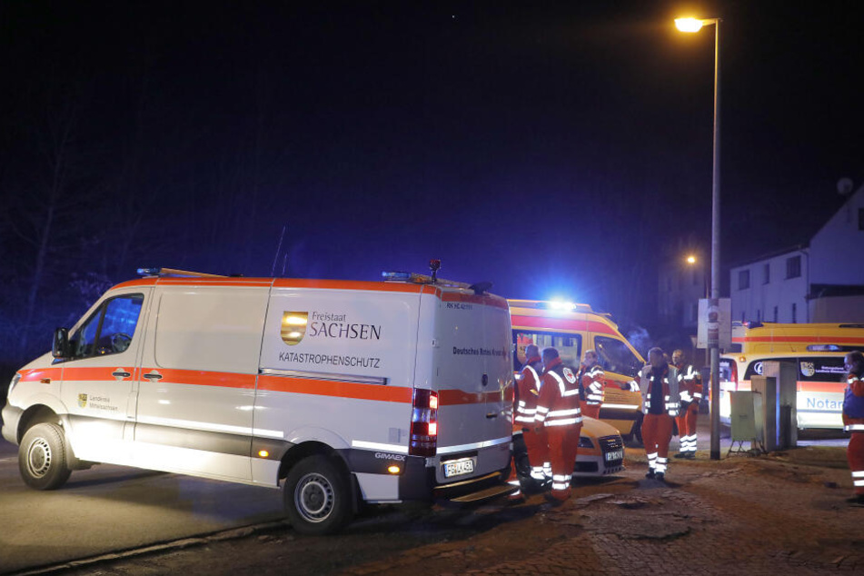 Rettungsdienst und Katastrophenschutz waren für eine Evakuierung des gesamten Gebäudes vor Ort.