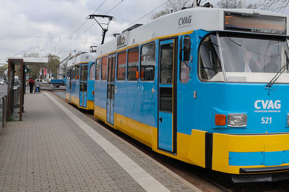 Ein Entblößer zeigte an einer Straßenbahnhaltestelle in Chemnitz einer jungen Frau seinen Penis. (Archivbild)