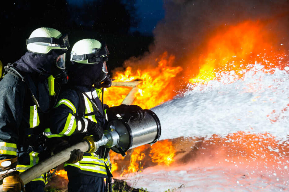 Der massige Geländewagen brannte komplett aus - die Feuerwehr konnte nicht mehr viel ausrichten. (Symbolbild)
