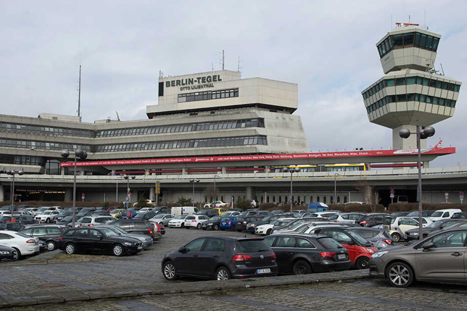 Die Polizei ist Vorort und sperrt das Gebiet um das Terminal B ab.