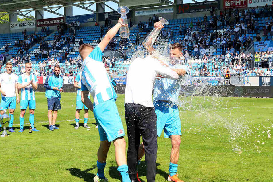 Nach dem 7:0 gegen Bischofswerda war es für den CFC geschafft. Trainer David Bergner bekam von seinen Torjägern Daniel Frahn (l.) und Dejan Bozic (r.) eine Bierdusche.
