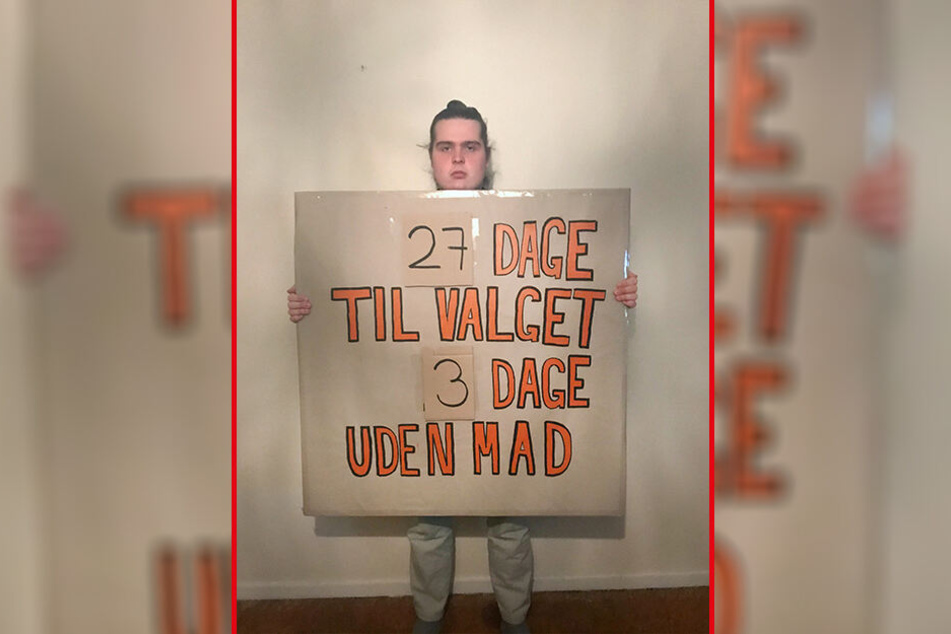 Mikkel Brix hält ein Schild mit der Aufschrift "27 Tage bis zur Wahl, drei Tage ohne Essen" ("27 dage til valget, 3 dage uden mad"). Im Kampf gegen die Klimakrise ist der Däne in den Hungerstreik getreten.