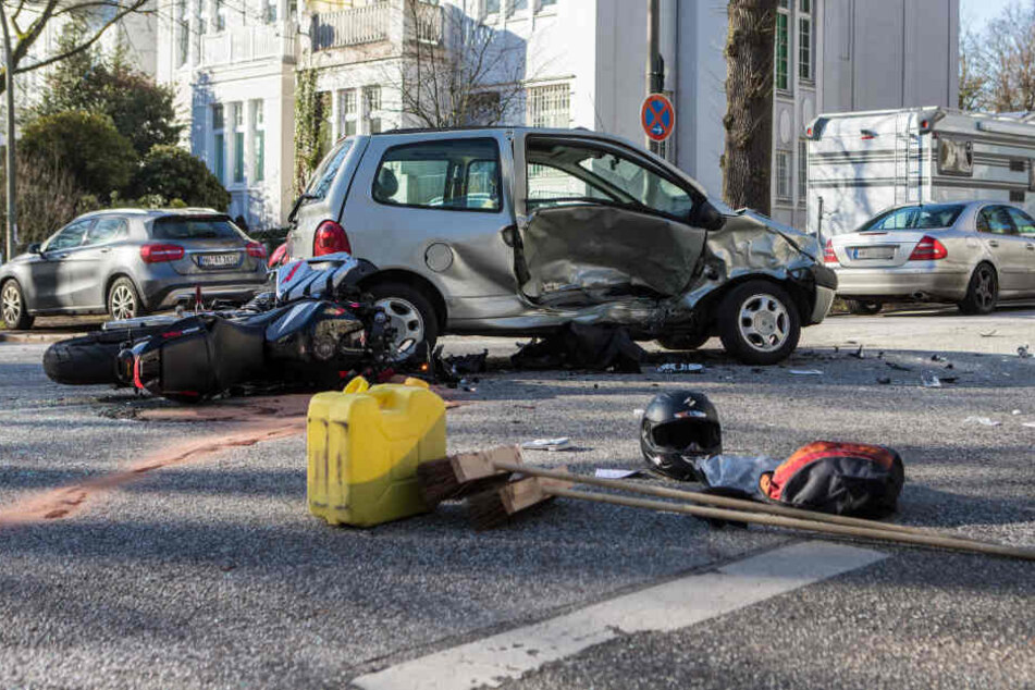 Das Motorrad hinterließ beim Aufprall deutliche Spuren am Auto.