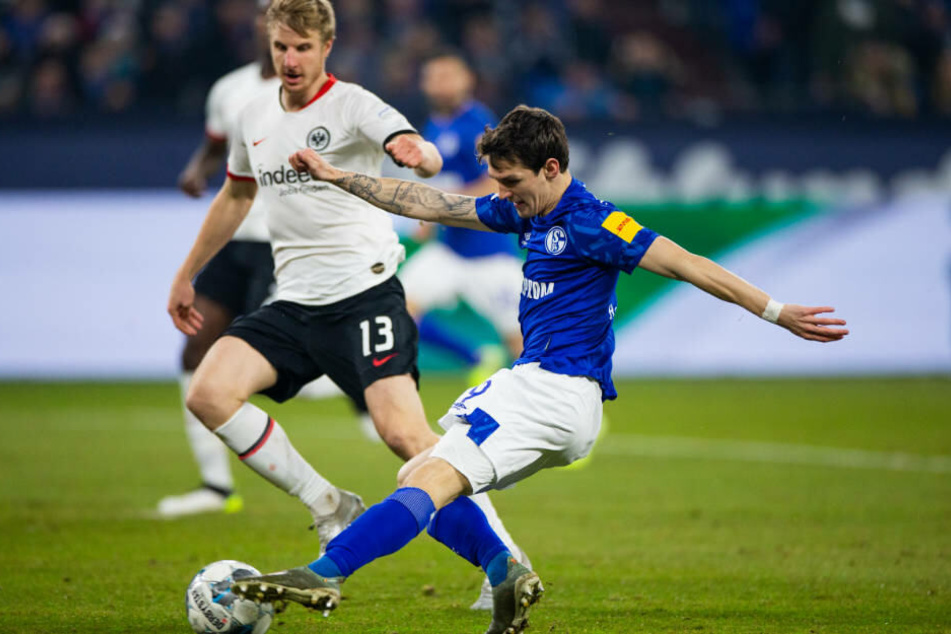 Benito Raman schießt das 1:0 für Schalke. Martin Hinteregger kann nur noch zusehen.