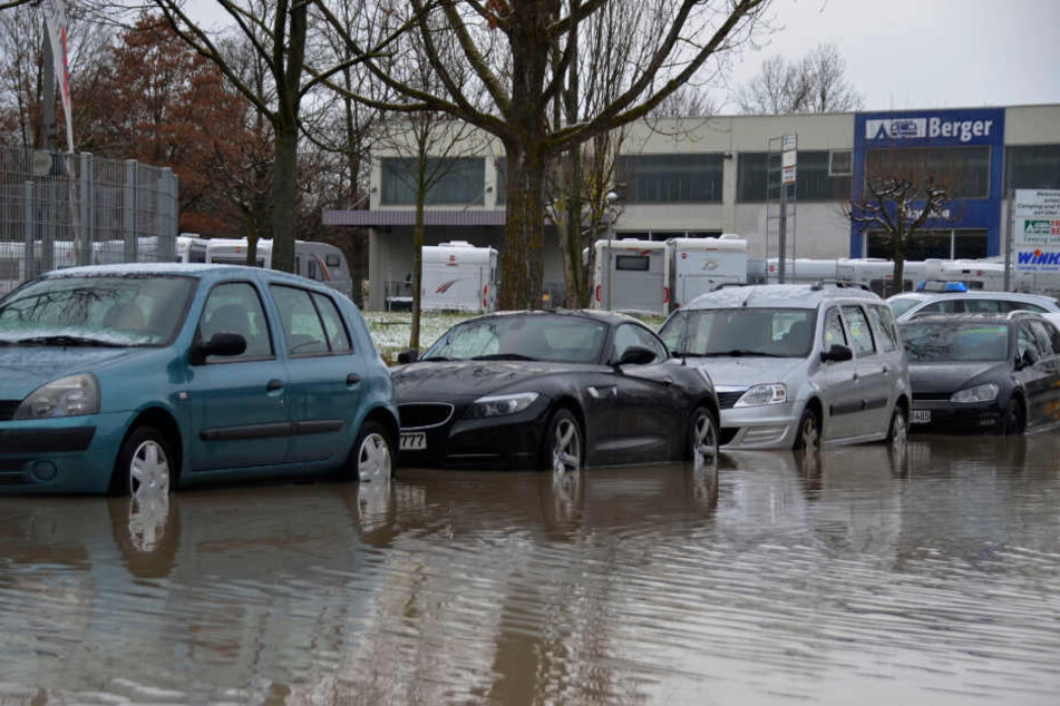 Das Wasser stieg rasch, die geparkten Autos standen schnell bis zu den Türen in der Brühe.
