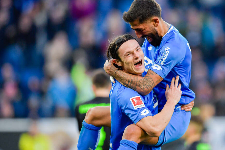 Kerem Demirbay (rechts im Bild) und Nico Schulz feiern den Hoffenheimer Sieg.