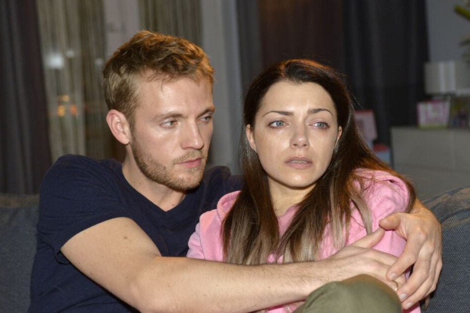 Paul muss Emily trösten, nachdem diese ihrem Zwillingsbruder ihre fiese Intrige gebeichtet hat.