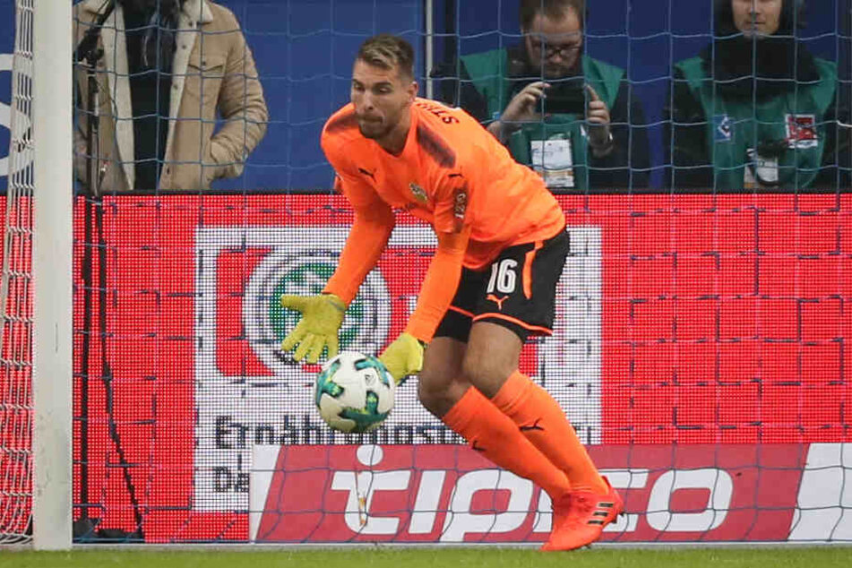 Der Moment, in dem den Hamburgern das 1:0 gegen die Stuttgarter gelingt. Torwart Zieler (Bild) nimmt es mit Humor.