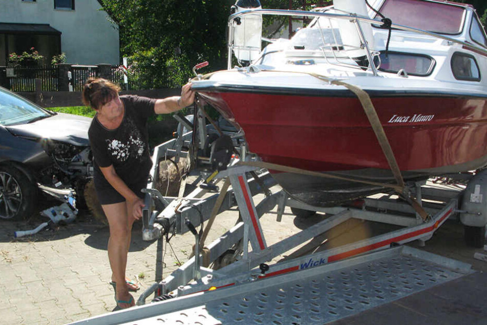 Seniorchefin Ingrid Zisowsky mit dem ramponierten Boot.