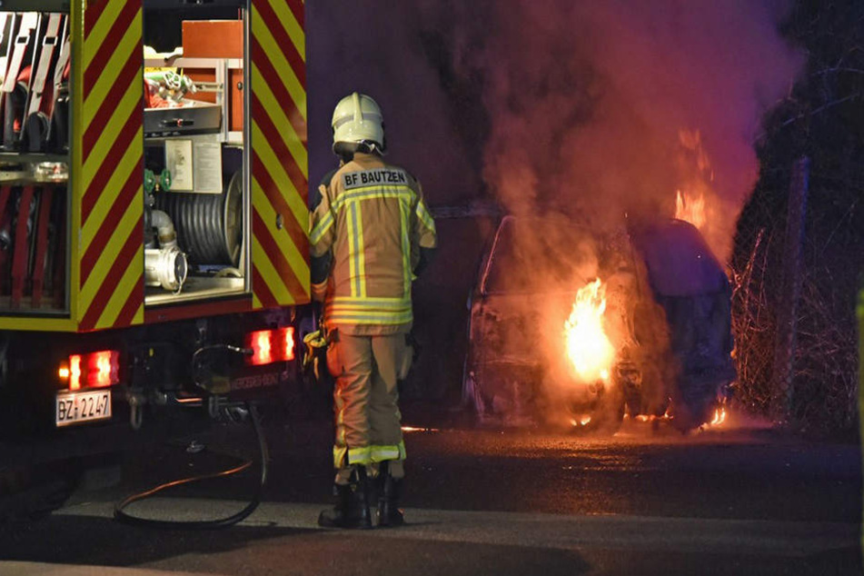 Als die Feuerwehr eintraf, stand der VW Polo bereits in Flammen.