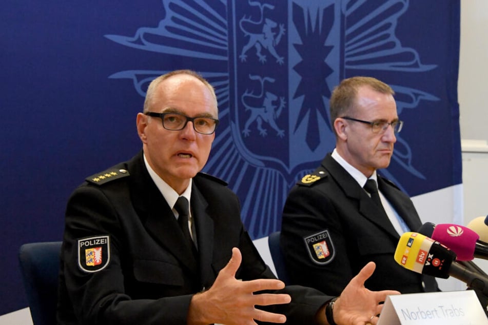 Norbert Trabs, Leiter Polizeidirektion Lübeck (l), und Michael Wilksen, Landespolizeidirektor, informierten bei einer Pressekonferenz über das glückliche Ende der Geiselnahme in dem Lübecker Gefängnis.