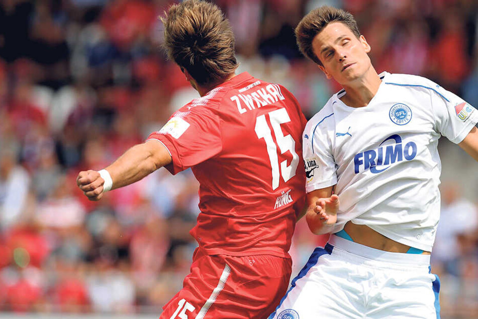 Der Zwickauer Torjäger Ronny König (l.) im Kopfballduell mit Lotte-Verteidiger Jonas Acquistapace.