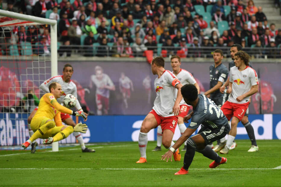 Peter Gulacsi pariert die Volleyabnahme von Serge Gnabry.