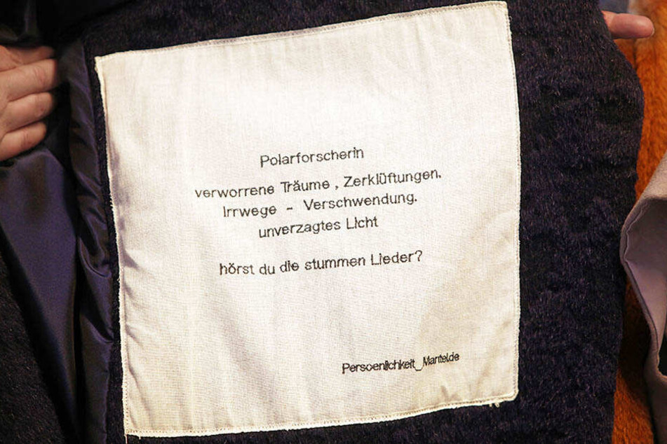 Im Mantel "Polarforscherin" steht: "verworrenen Träume, Zerklüftungen. Irrwege - Verschwendung. unverzagtes Licht. hörst du die stummen Lieder?"