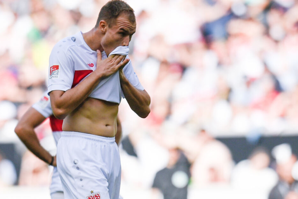 Holger Badstuber zupft an seinem Trikot. Kurze Zeit später schickt ihn der Schiedsrichter vom Platz.
