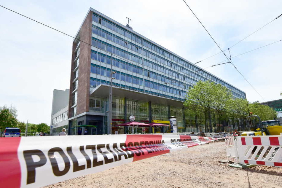 Das Chemnitzer Finanzamt: Abgesperrt wegen Bombendrohung.