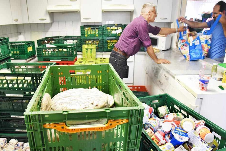 Die Tafeln in Deutschland versorgen bedürftige Menschen mit überschüssigen Lebensmitteln, die vom Handel nicht mehr verkauft werden können.