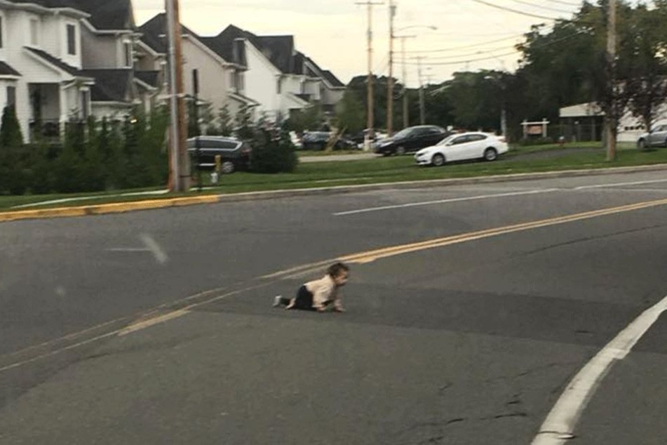 Was macht das Baby dort auf der Straße?