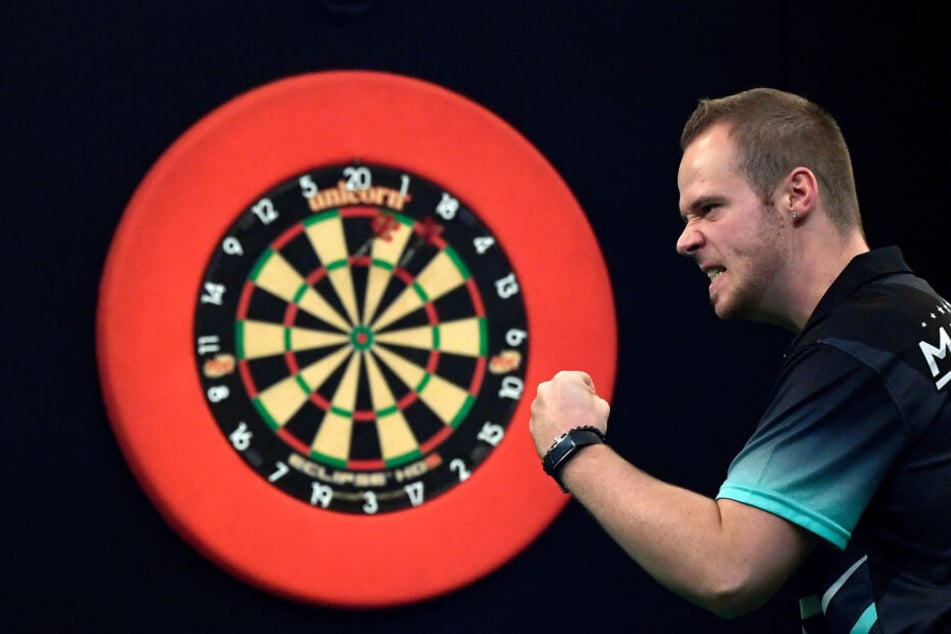 Max Hopp tritt erstmals bei der Premier League auf.
