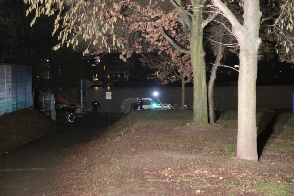 Das SEK stürmte in der Nacht zu Mittwoch ein Sportboot in Berlin-Lichtenberg.