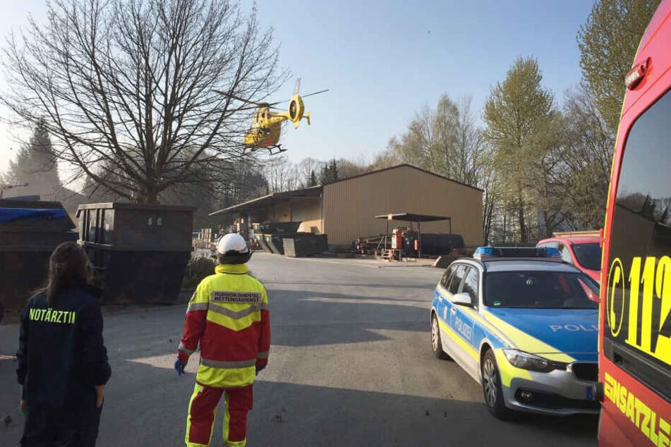 Ein Rettungshubschrauber landet auf dem Gelände eines Schrotthändlers in Schwelm.