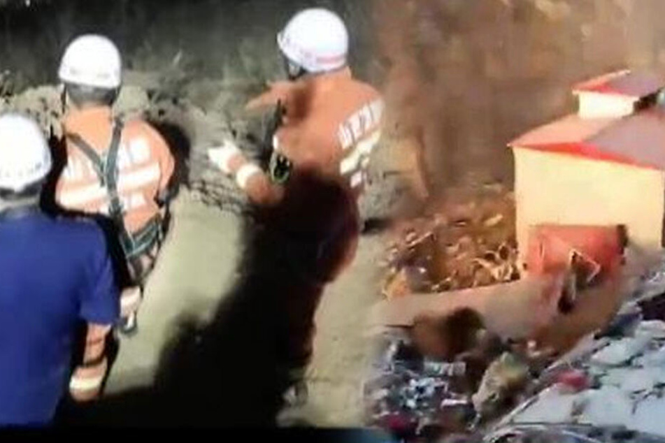 Retter sind im Unglücksgebiet im Einsatz.